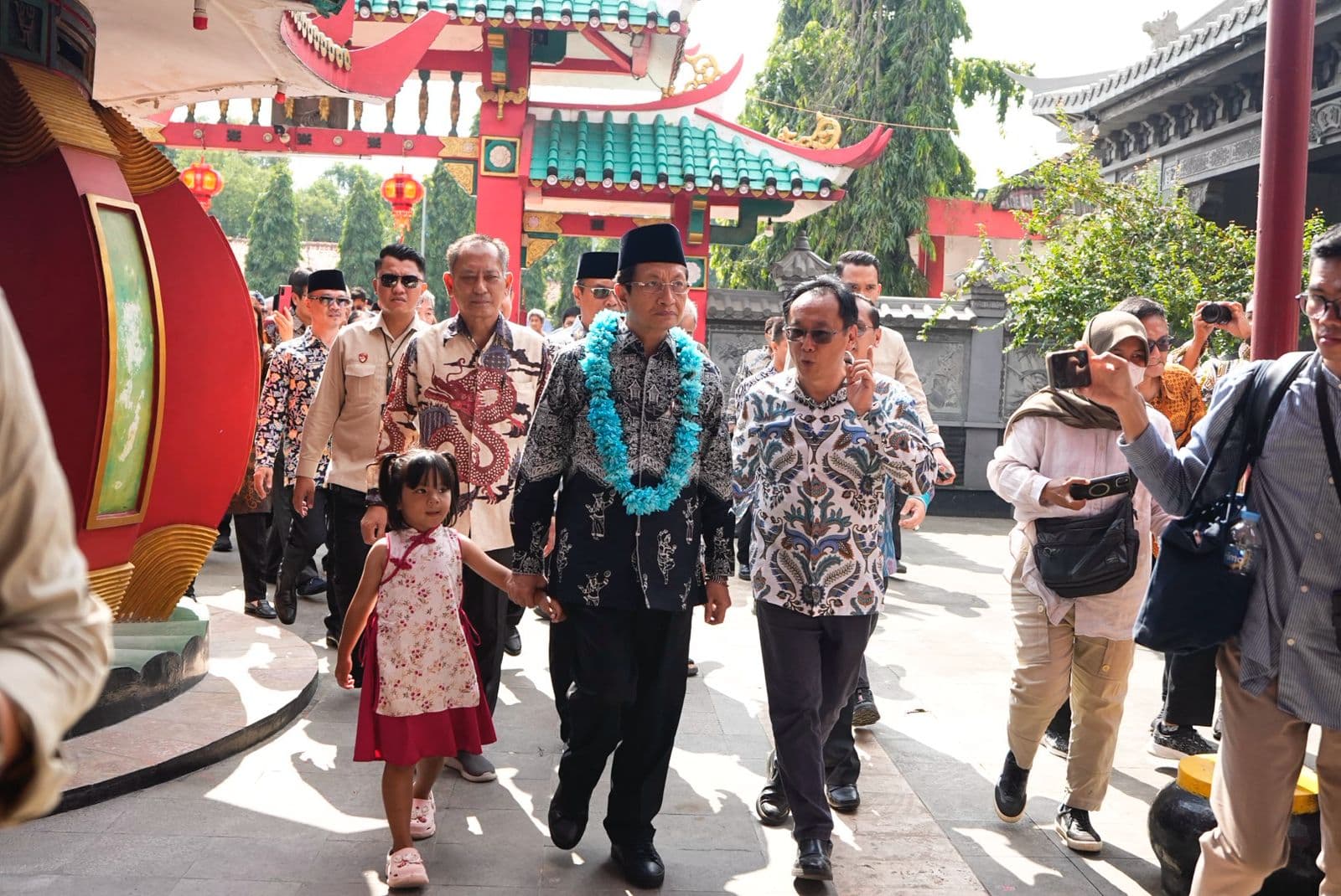 Rawat Toleransi, Menag Salurkan Bantuan ke Vihara Sian Djin Ku Poh dan Tekankan Kemudahan Izin Rumah Ibadah