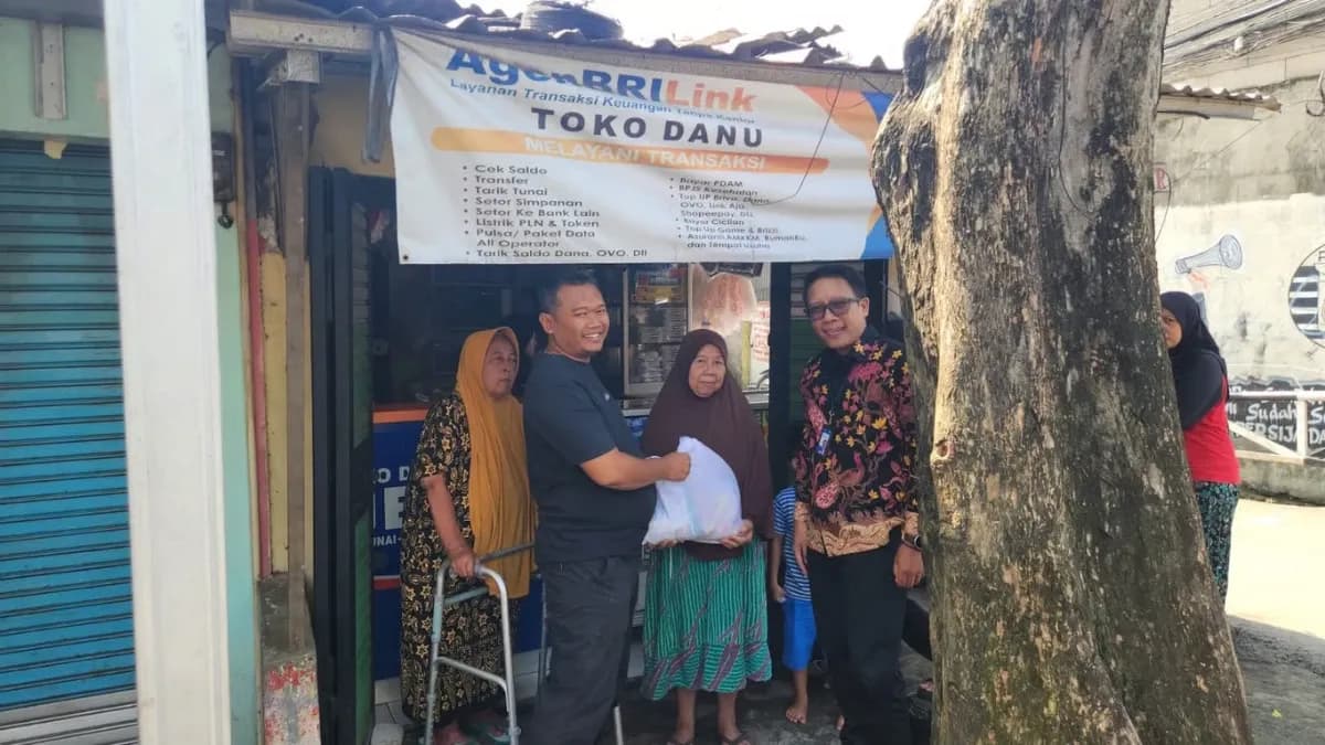 Sinergi Kebaikan: BRI Jakarta Kalimalang dan Agen BRILink Toko Danu Bagikan Sembako untuk Warga Duren Sawit