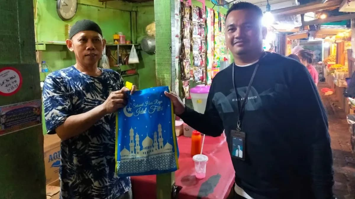 BRI Jakarta Kalimalang Salurkan "Berkah Ramadhan" Bagi Pedagang Pasar Inpres Pondok Bambu