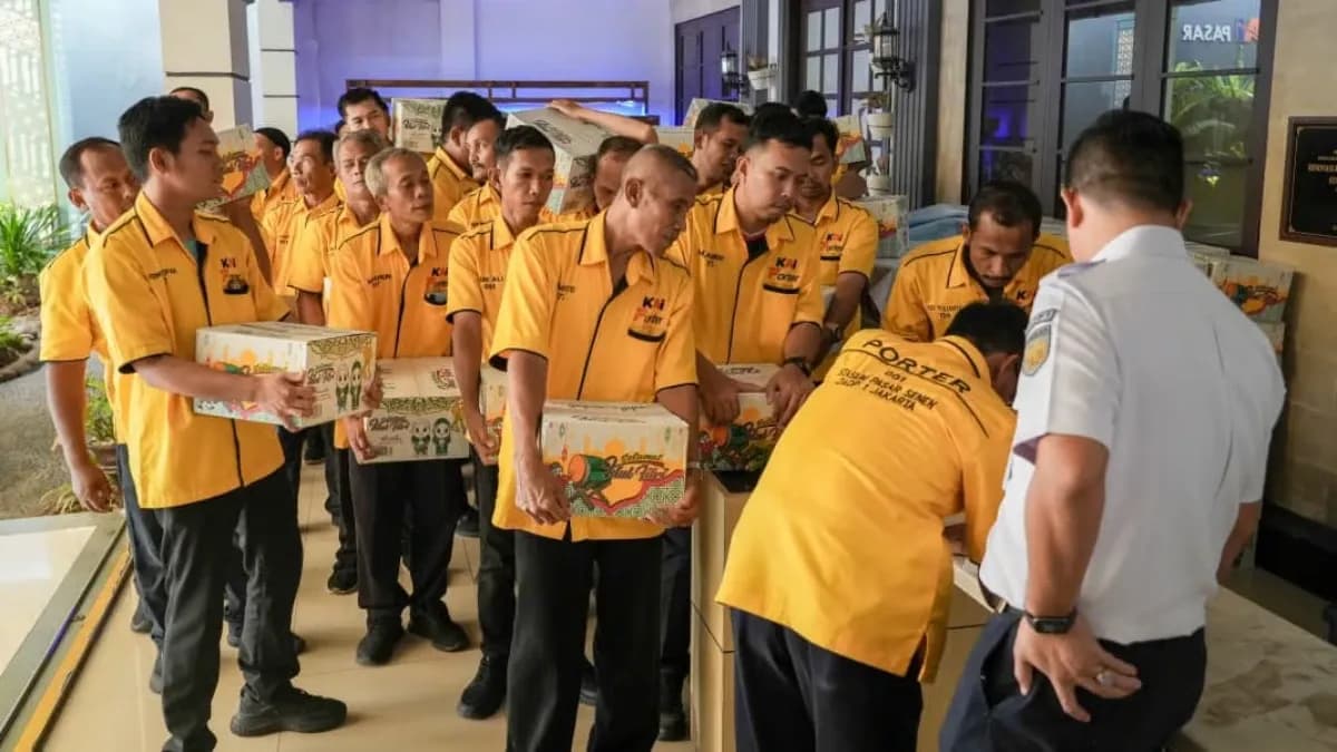 KAI Salurkan 580 Paket Sembako melalui TJSL sebagai Bentuk Kepedulian terhadap Pekerja Pendukung Layanan