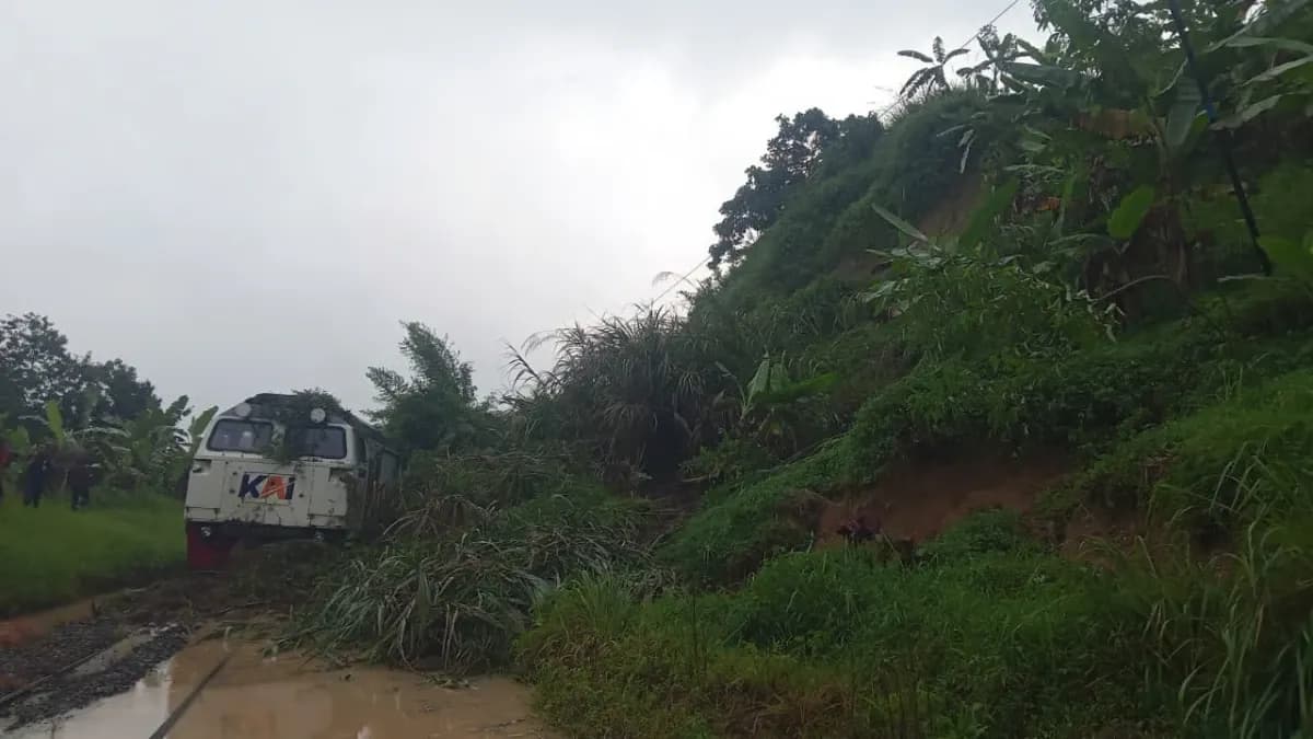 KA Ciremai Tertahan Longsor di Petak Jalan Maswati - Sasaksaat, KAI Daop 2 Bandung Sampaikan Permohonan Maaf dan Kerahkan Tim Tanggap Darurat