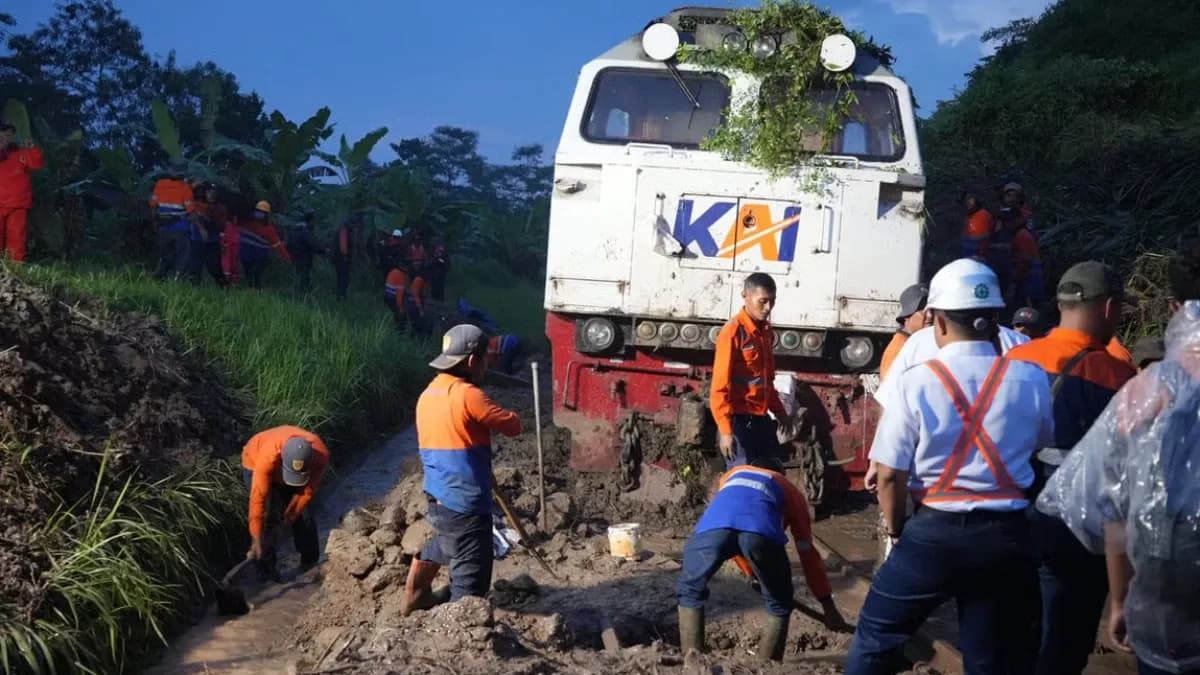 Seluruh Penumpang dan Crew KA Ciremai Dipastikan Selamat Pasca Longsoran di Petak Maswati – Sasaksaat, KAI Daop 2 Bandung Sampaikan Permohonan Maaf ke Seluruh Pelanggan Terdampak
