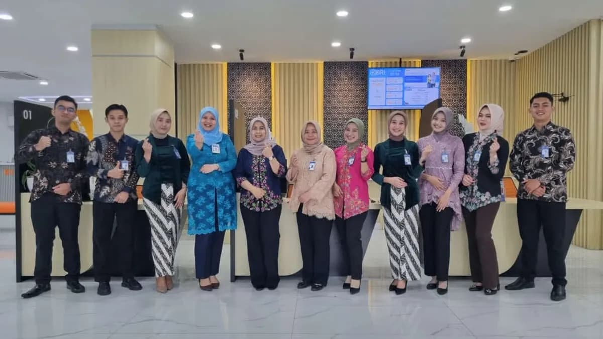 Peringati Hari Kartini, Frontliner BRI Branch Office Cut Mutiah Kenakan Pakaian Nasional