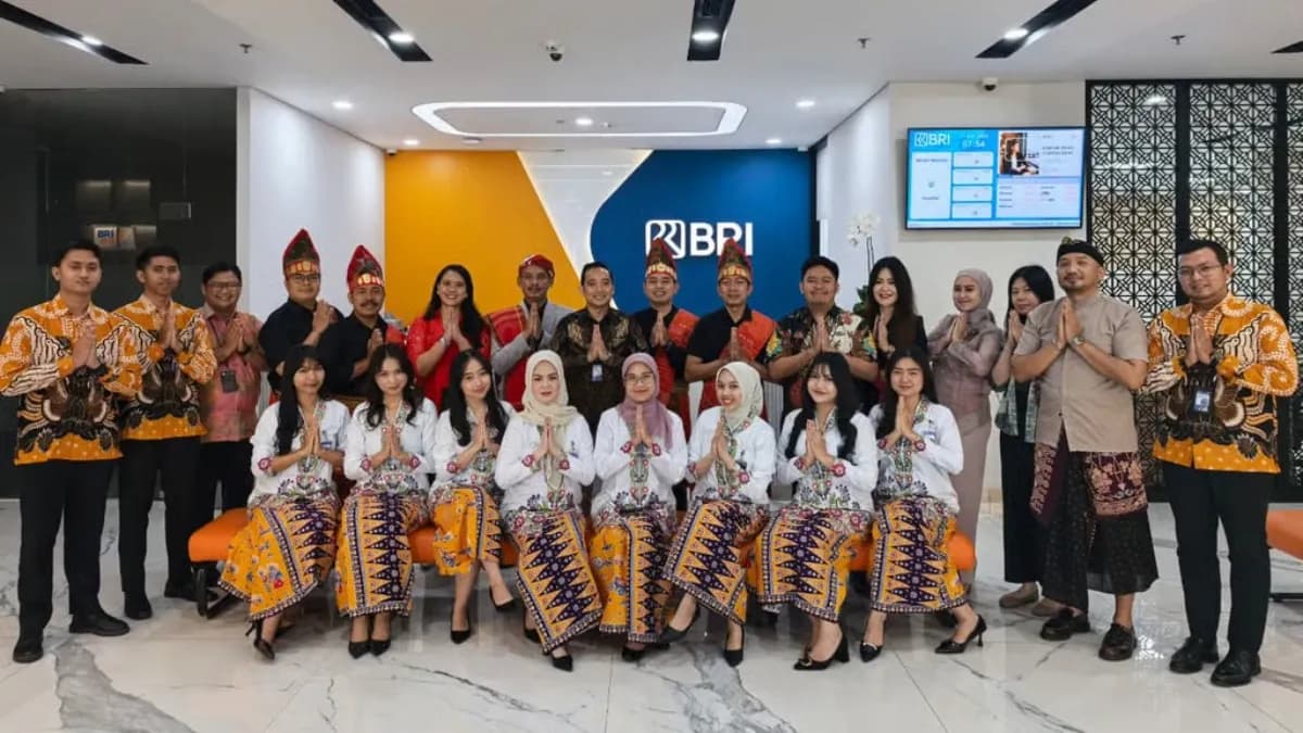Peringati Hari Kartini, Pekerja BRI Branch Office Kelapa Gading Kenakan Busana Nasional Saat Layani Nasabah