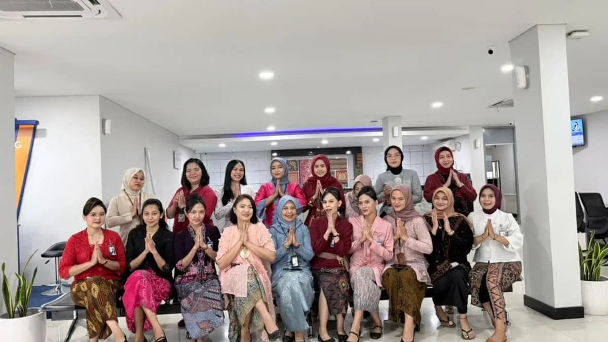 Antusias Peringati Hari Kartini, Pekerja BRI Branch Office Kemayoran Kenakan Busana Nasional