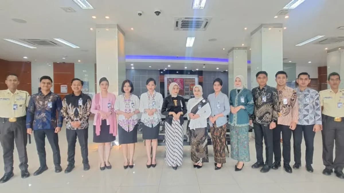Peringati Hari Kartini, Pekerja BRI Branch Office Veteran Kenakan Pakaian Nasional Saat Layani Nasabah