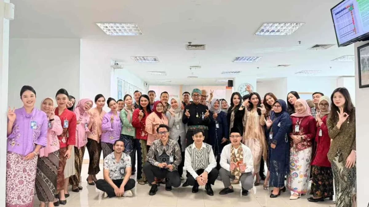 Peringati Hari Kartini, Pekerja Pria dan Wanita BRI Branch Office Segitiga Senen Kompak Kenakan Pakaian Nasional