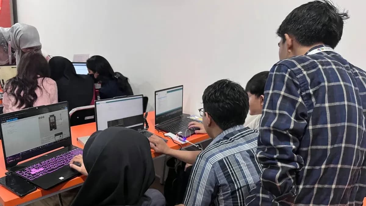 AI Center Makassar dan GDGoC UNM Kembali Gelar Study Jam Robotics dan IoT Bahas Koneksi ESP32 ke Web