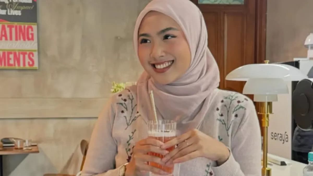 Dari Kuliah Sampai Sukses Jadi Influencer, Afina Syifa Ungkap Alasan Masih Setia Pakai Hijab Paris napocut