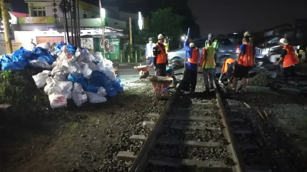 KAI Daop 2 Bandung Jalankan Komitmen Keselamatan Perjalanan KA di Perlintasan Sebidang