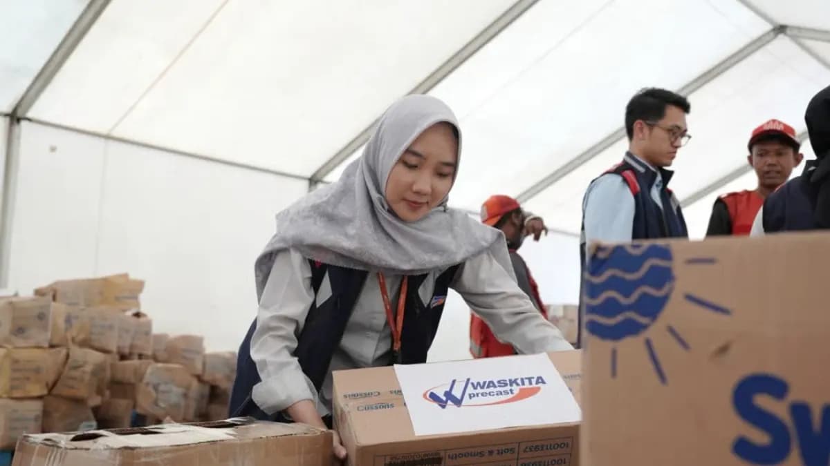 Menguatkan di Tengah Pemulihan, Waskita Beton Precast Bersama PMI Salurkan Bantuan Kemanusiaan untuk Masyarakat Terdampak di NTT