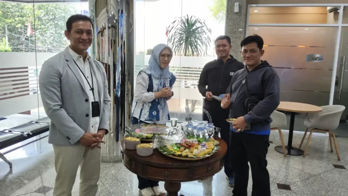 Semarak Hari Pelanggan Nasional, BRI BO Tanah Abang Sambut Nasabah Hangat dalam Balutan Wastra Nusantara